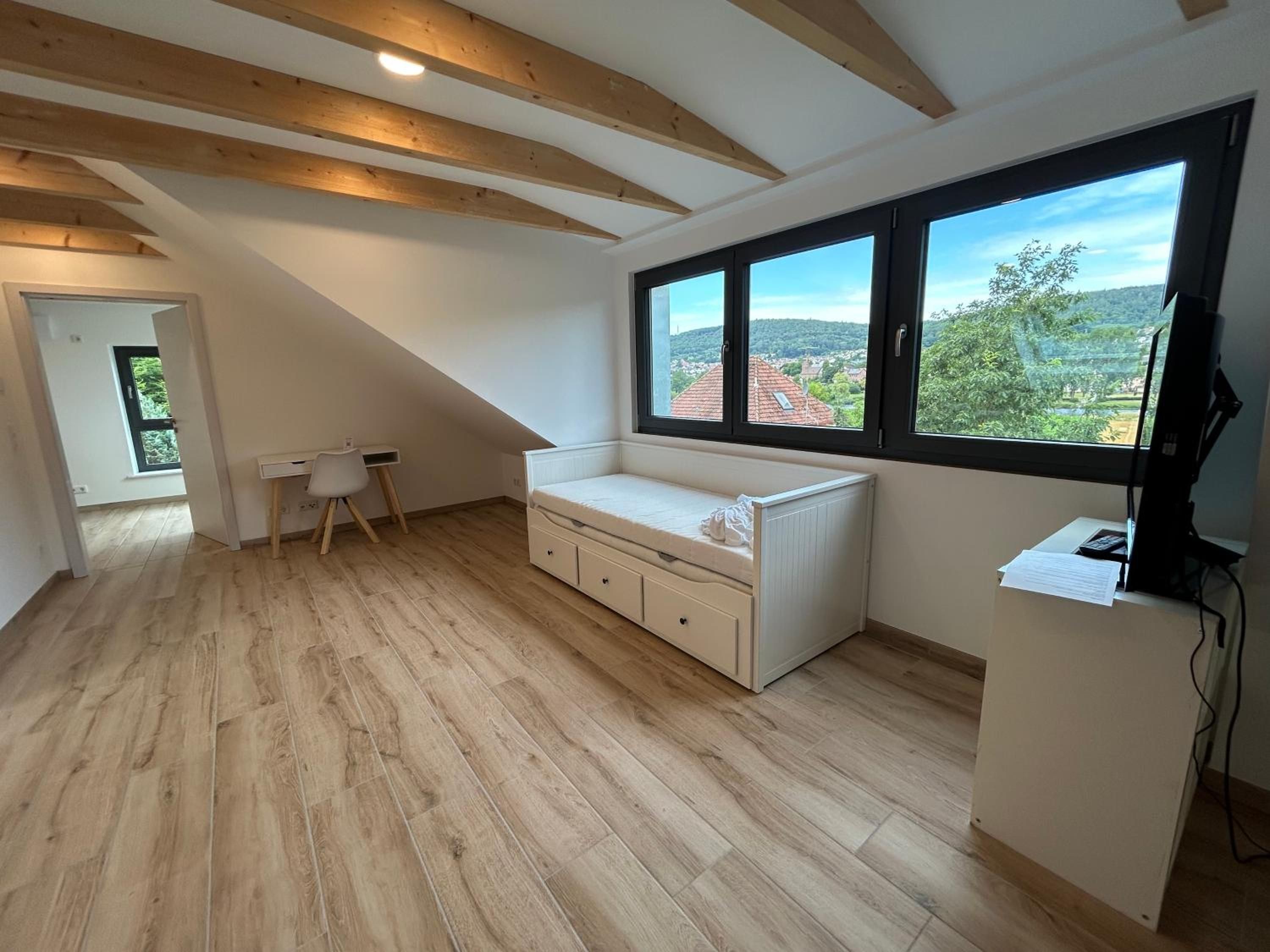 Apartment unter dem Dach mit Fensterband und Blick über Lohr